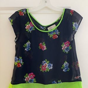 Holister sheet flower top with vibrant green trim size small crop top.